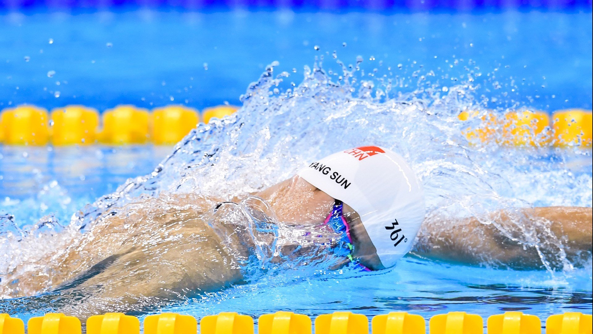 令人惊叹的“空中霸主”——头球王的巅峰表现，头球之王